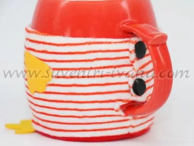 червена облечена чаша с раирана дрешка