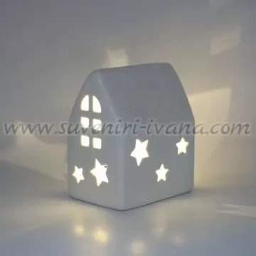 светеща къщичка със заскрежен покрив - LED декорация