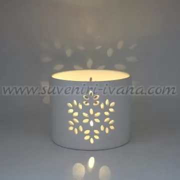 керамичен свещник с изрязан снежен мотив