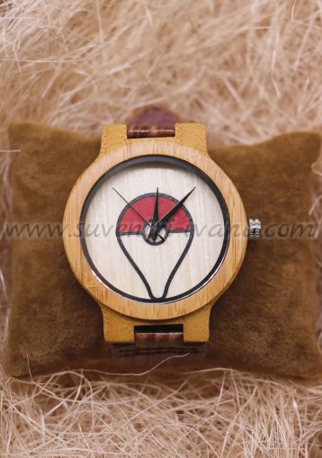 ръчен часовник от дърво с кафява кожена каишка