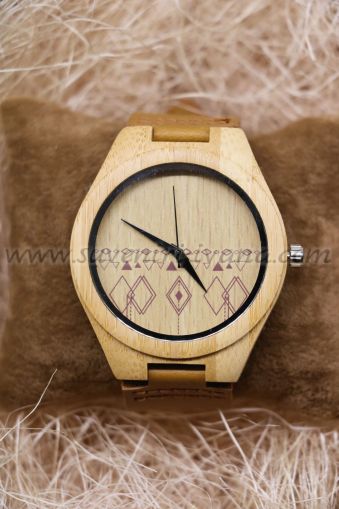 дървен часовник за ръка с кафява кожена каишка