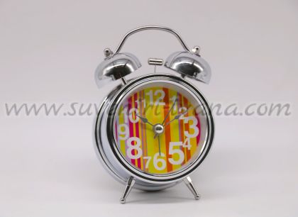 малък метален часовник с аларма