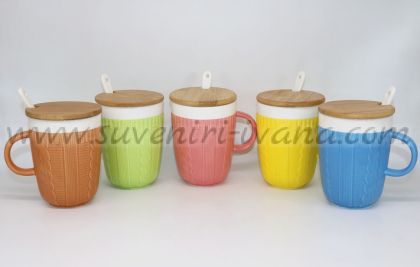 цветни чаши с лъжичка и бамбуково капаче