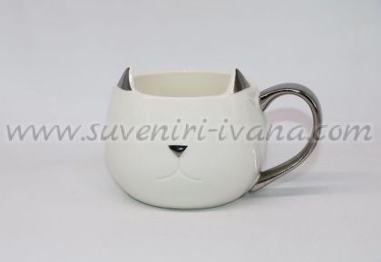 бяла керамична чаша котка