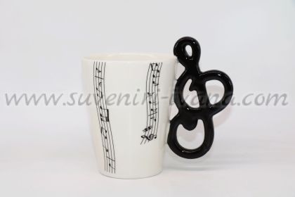 чаша с музикални ноти и дръжка с формата на нота ключ сол