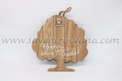 дървена табелка с формата на дърво с щипка за бележки