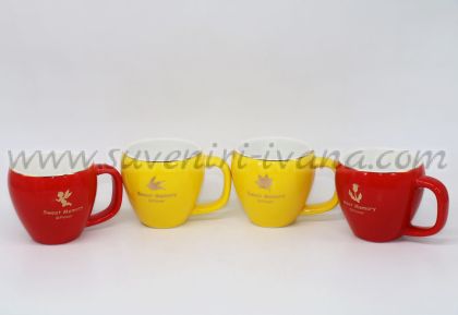 малки чашки за кафе в червено и жълто