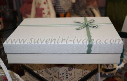 подаръчна кутия с панделка