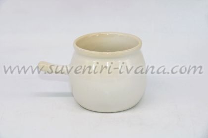 бяла керамична чаша с нестандартна дръжка
