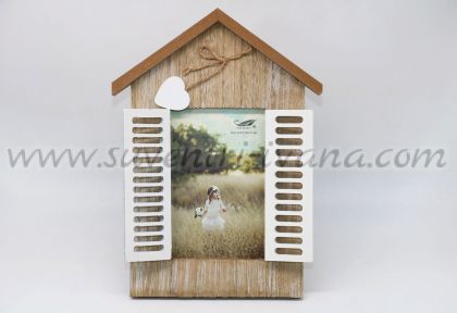 дървена фоторамка-къща с прозорче