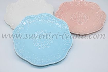 керамични чинийки в розово, бяло и светлосиньо