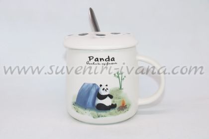 чаша с мече панда в гората