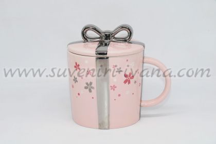 розова чаша подарък с панделка на капачето