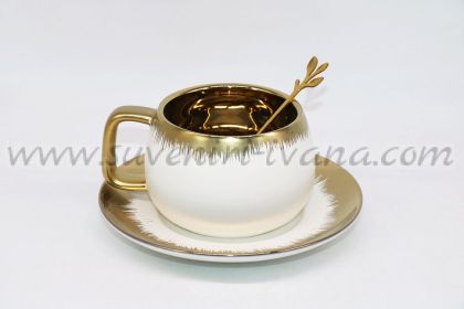 чаша в бяло и златно с чинийка и лъжичка