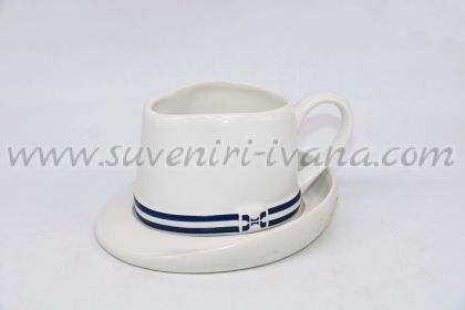 чаша за кафе с чинийка с формата на каубойска шапка