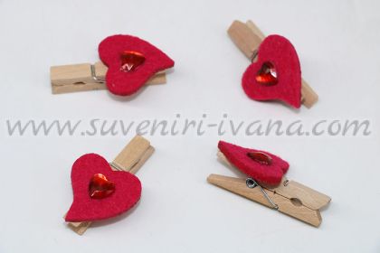 дървени щипки със сърце от филц за декорация
