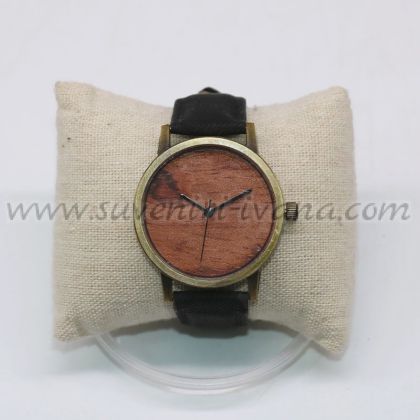 часовник за ръка с дървен циферблат и черна кожена каишка