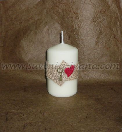 Свещ бяла с ръчна декорация 5,5 х 7,0 см.