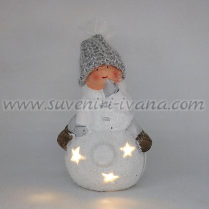 светеща коледна фигурка дете върху снежна топка с LED лампичка