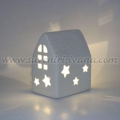 светеща къщичка със заскрежен покрив - LED декорация