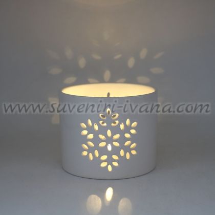 керамичен свещник с изрязан снежен мотив