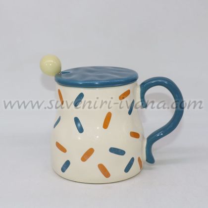 чаша на чертички капаче и лъжичка