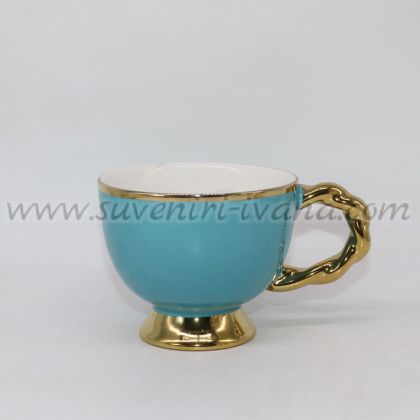 луксозна светлосиня чаша със златиста дръжка
