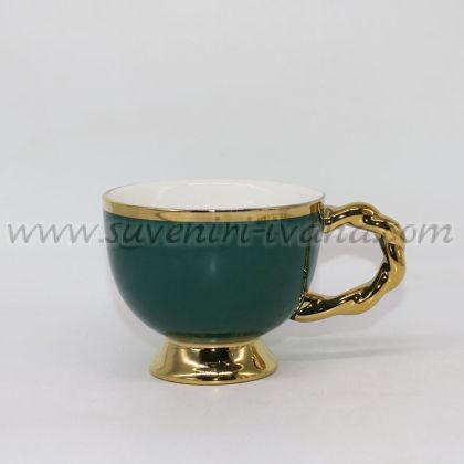 луксозна тъмнозелена чаша със златиста дръжка
