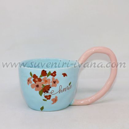 светлосиня чаша с флорални мотиви и розова дръжка