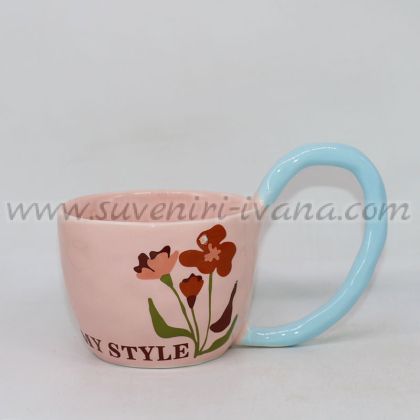 розова чаша с флорални мотиви и светлосиня дръжка