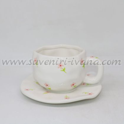 комплект чашка с чинийка на розови цветенца