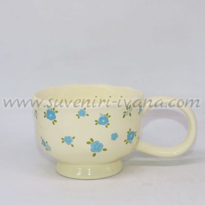 керамична чаша с релефен ръб и сини цветчета