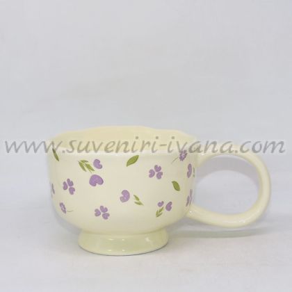 керамична чаша с релефен ръб и лилави цветчета