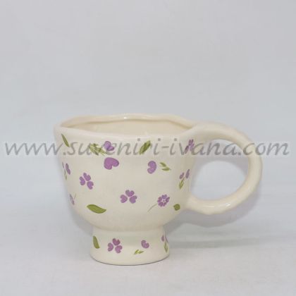 керамична чаша с основа и лилави цветчета