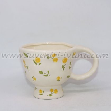 керамична чаша с основа и жълти цветчета