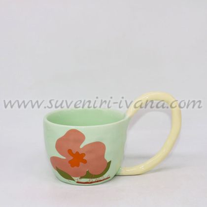 светлозелена чаша с флорални мотиви и голяма дръжка