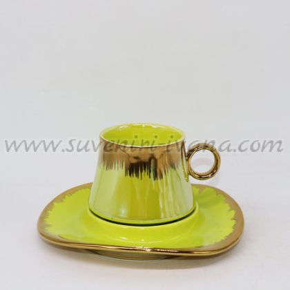 луксозна порцеланова чаша с чинийка в електриково зелено и златно