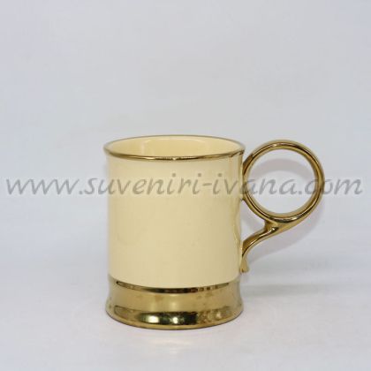 керамична чаша в кремав цвят със златисти детайли