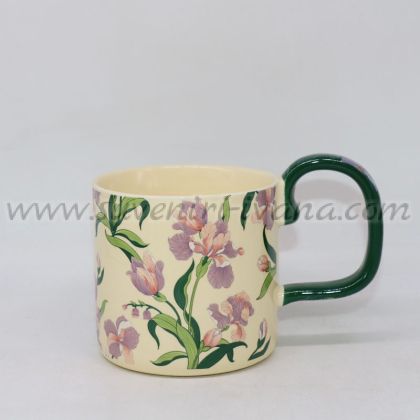 чаша с нежен флорален дизайн