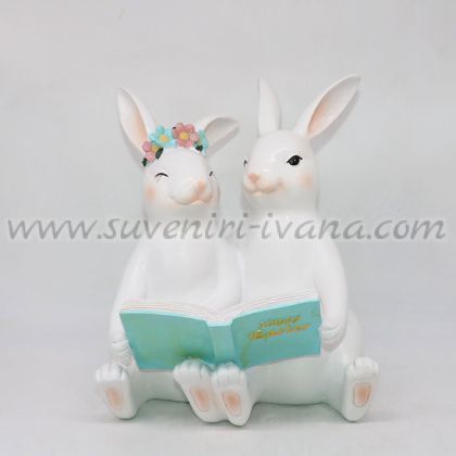 великденска декоративна фигурка – зайчета с книжка