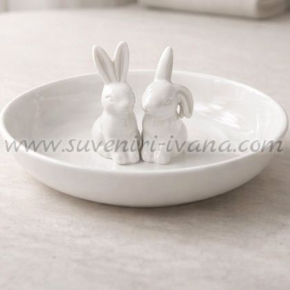 керамична чинийка за великденски яйца с две зайчета