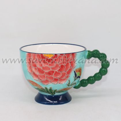 керамична чаша с голямо червено цвете и декоративна релефна дръжка