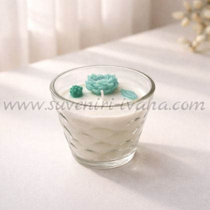 ароматна свещ с жасмин в стъклена чаша с декоративни цветя