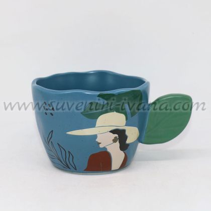 синя керамична чаша с дама и шапка