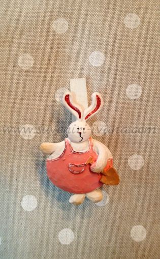 фигурка зайче за декорация върху щипка