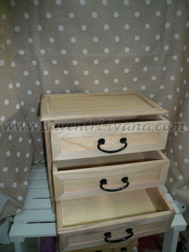 дървено скринче с три чекмеджета
