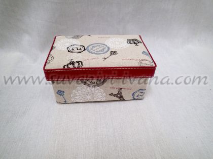 Кутия от твърд картон с покритие от ленено-памучен плат 16,5 х 11,0 х 8,0 см.