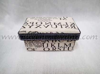 Кутия от твърд картон с покритие от ленено-памучен плат 14,0 х 9,0 х 7,0 см.