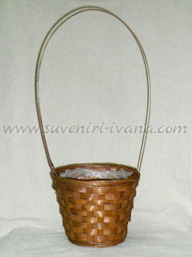 плетена кошница изработена от естествени материали