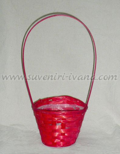 червена плетена кошница за декорация